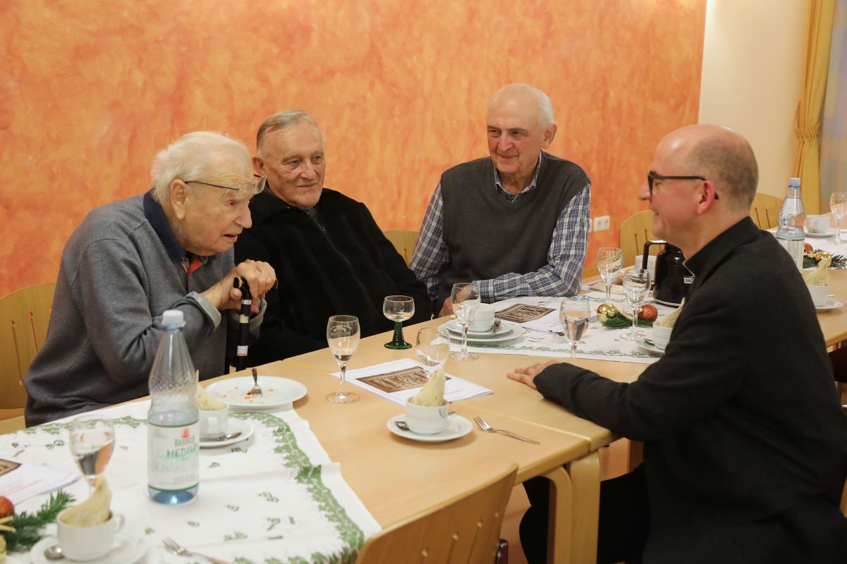 © Kerstin Schmeiser-Weiß (POW) | Eine vorweihnachtliche Andacht hat Bischof Dr. Franz Jung mit Ruhestandspriestern im Caritas-Seniorenzentrum Sankt Thekla in Würzburg gefeiert. Im Anschluss nahm er sich Zeit für persönliche Gespräche